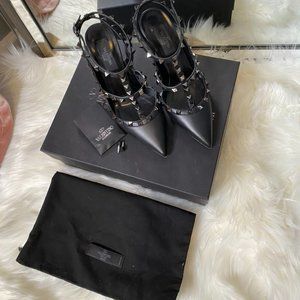 Valentino Garavani Rockstud pump

Left missing a stud
Right heel is chipped